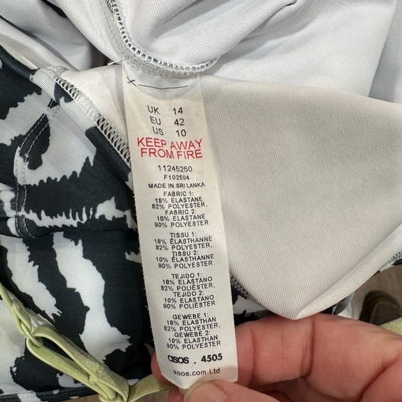 ASOS 4505 Swimsuit white and Black One Piece Swimwear Brazilian Cut Sz 10 - Picture 6 of 7